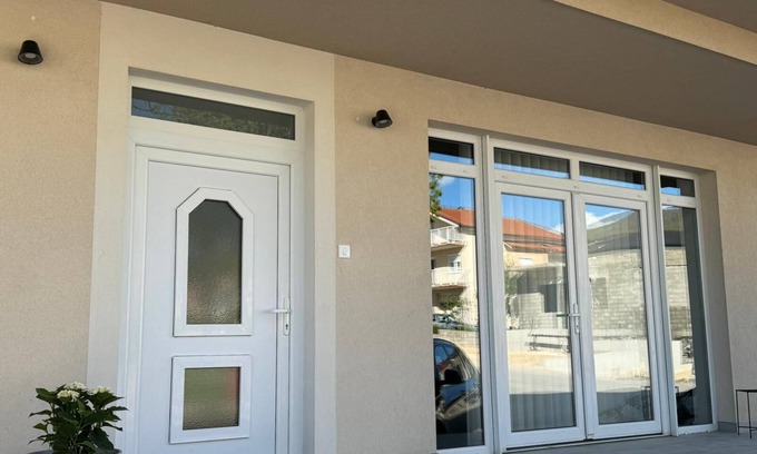 Trn House | Dea sobenUdobne sobe u blizini teniskih terena Adea