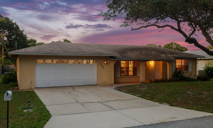 Sarasota House | Dean Ave | Screened-In Porch, Patio + Yard Games!