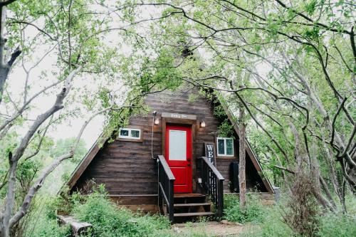 New Braunfels Ski Chalet | Dean's Den: Private Deck w/Jacuzzi and a View