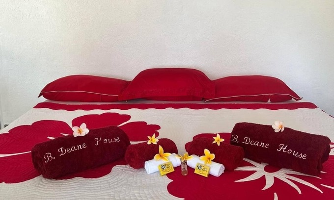 Bora Bora Apartment | DEANE HOUSE Large, fully-equipped studio located in the city center.
