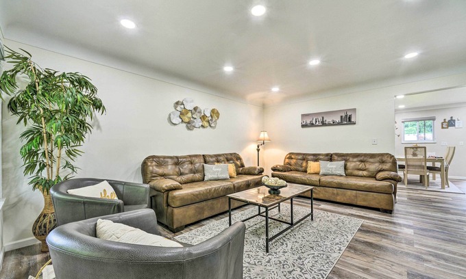 Dearborn Heights House | Dearborn Heights Home ~ 16 Mi to Downtown Detroit!