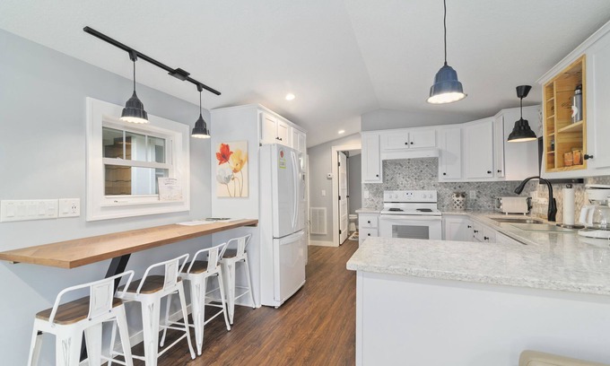 Flat Rock Cottage | DEC-FEB MONTHLY 50% OFF The Funky Fuji @Backyard π Cottages