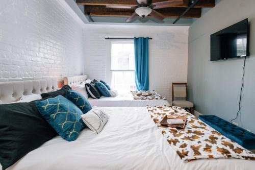 French Quarter Apartment | Decatur Sugar Mill Blues