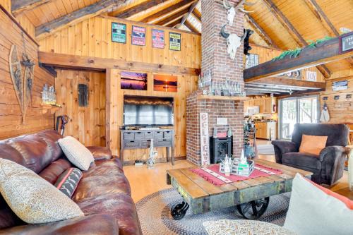 Pittsburg House | Deck and Fire Pit Secluded Cabin Near Lake Francis!