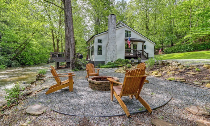 Ellijay Cottage | Deck & Fire Pit Bliss: Mountaintown Creek Cottage!