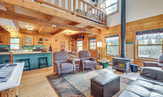 Black Hawk Cabin | Deck, Fire Pit & Grill: Log Cabin in Black Hawk