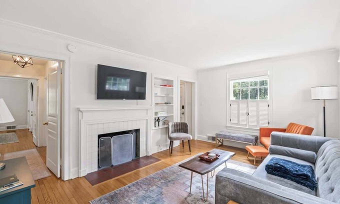 Columbia House | Deck, Firepit, King, 5 TVs, BBQ, Large Backyard