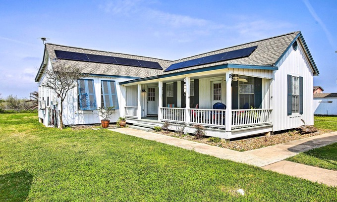 Surfside Beach House | Deck & Grill: Pet-Friendly Home in Surfside Beach!