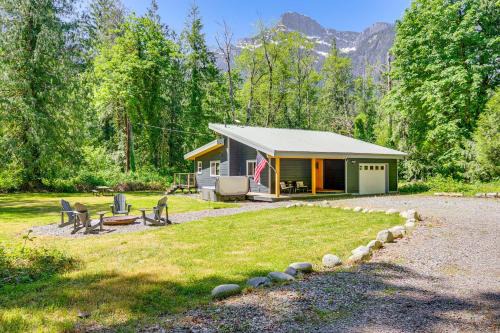 Gold Bar House | Deck, Hot Tub and Views Sleek Getaway in Index!