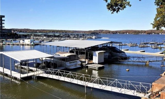 Lake Ozark House | Deck House Sleep 12- Bachelor/Bachelorette Parties Welcome!