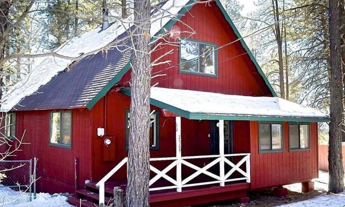 Kachina Village Cabin | Deck w Hammocks AIR Conditioning & EV Charger! Escape to the Woods - Flagstaff Rental Cabin