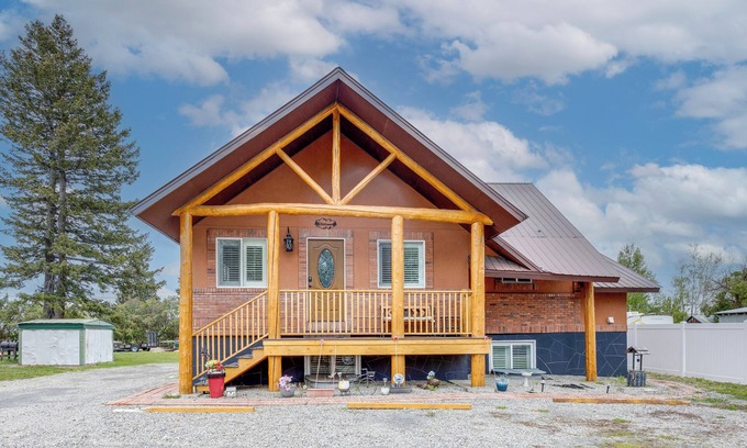 Ashton Cabin | Deck w/Hot Tub: Ashton 'Cozy Cub Cabin'