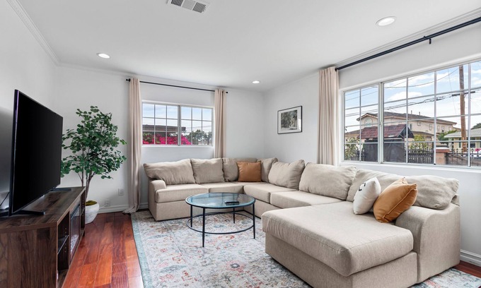 Monterey Park House | Deco Casa: Cozy Gated Modern Spanish Family Home - 3 min drive to I-10