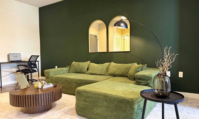 Beverly Hills Apartment | Deco Style W/Pool & GYM + Parking 10min to Cedars