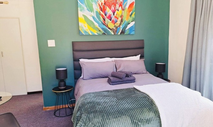 Kenridge Apartment | Dee-Ones at Napier , Self Catering with pool , 2 min from Durbanville Winelands