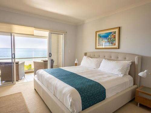 Brisbane Waterfront Apartment | Deep Blue 5