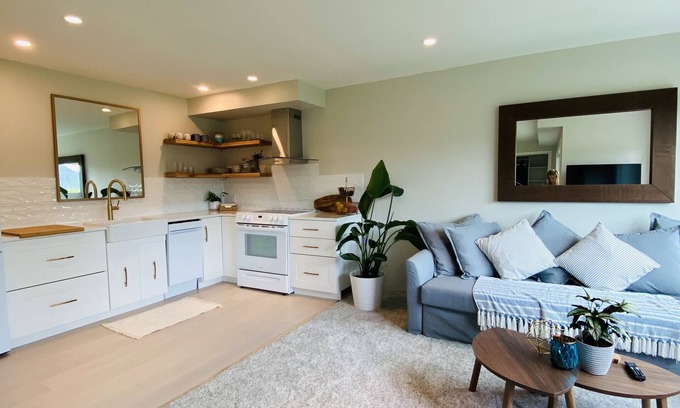 Dollarton House | Deep Cove Sanctuary by the Sea!
