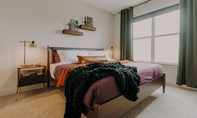 Deep Ellum Apartment | Deep Ellum- Enjoy the Rooftop Pool + Free Secure Parking + Walk to The Factory