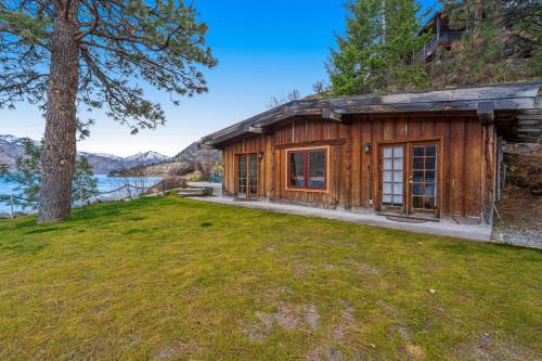 Chelan Hotel | Deep Water Cabin