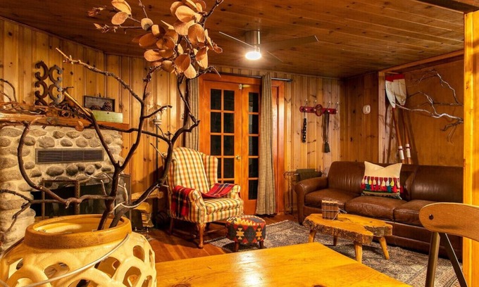 Idyllwild Cabin | Deer Bed Den/Blue Door at 11 Chimneys