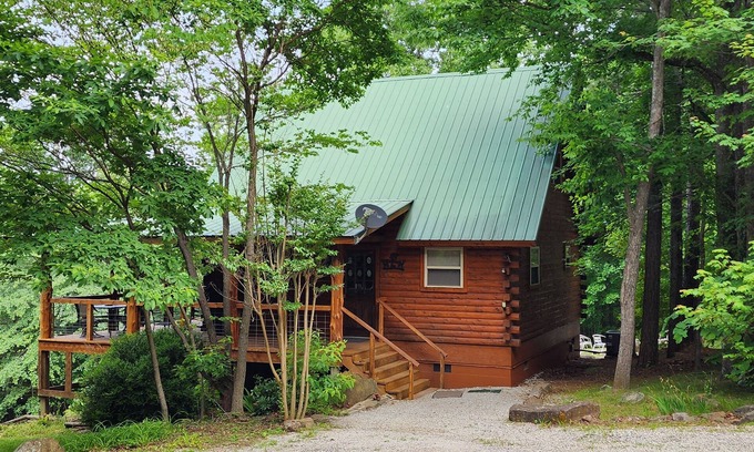 Jasper Cabin | Deer Cabin Of Deer Lodge Cabin Rentals is a Secluded Ozark Cedar Log Cabin