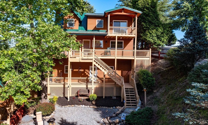 Piney Creek Cabin | Deer Crossing Cabin-Gorgeous Mountain/Valley Views, Near Sparta, NC
