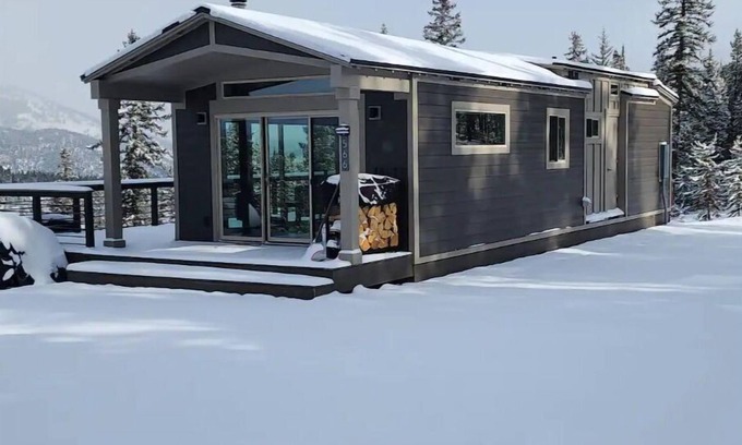 Gallatin Gateway Cabin | Deer Friends Cabin Escape