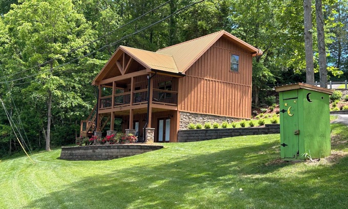 Piney Flats Cabin | Deer Lick cabin Lake front cabin that sleeps 6. Minutes from Bristol