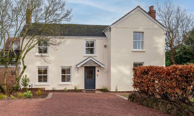 Lydney Cottage | Deer Park Farmhouse - on the lydney park estate that sleeps 6 guests in 3 bedrooms