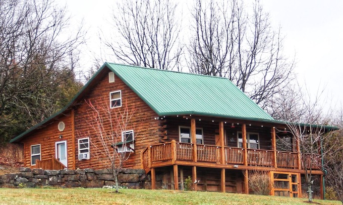 Compton Cabin | Deer Pond Cabin in Ozark Mountains - Minutes away from Buffalo River and hiking!