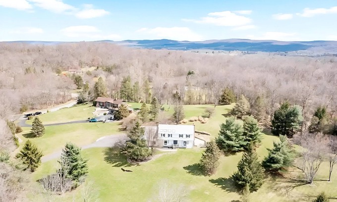 Warwick House | Deer Pond Inn Hot Tub Game Rooms Legoland Mtn Creek Mt Peter 1 pet