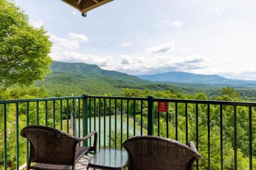 Gatlinburg - Pigeon Forge Apartment | Deer Ridge Mountain Resort E208