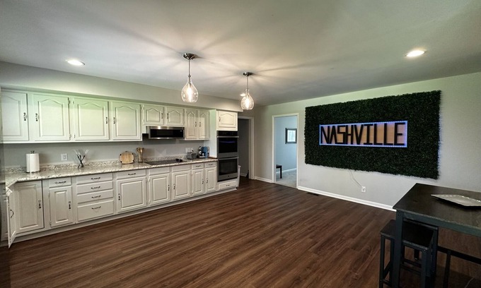 Green Hill House | Deer Run - 30 min to Nashville and near the Lake, 5 bedrooms & 3 Baths