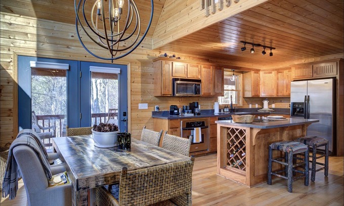 Piney Creek Cabin | Deer Run Lodge, Cozy and luxurious Cabin in the woods.