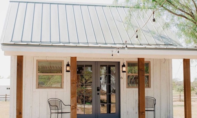 Elm Mott House | Deerfield Countryside Cabin #3
