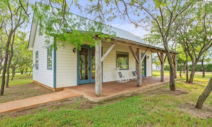 Lacy-Lakeview Cabin | Deerfield Countryside Cottage