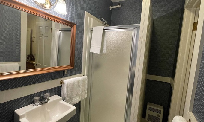 West Dover Bed & Breakfast | Deerfield Valley Inn - Budget Club Room 3