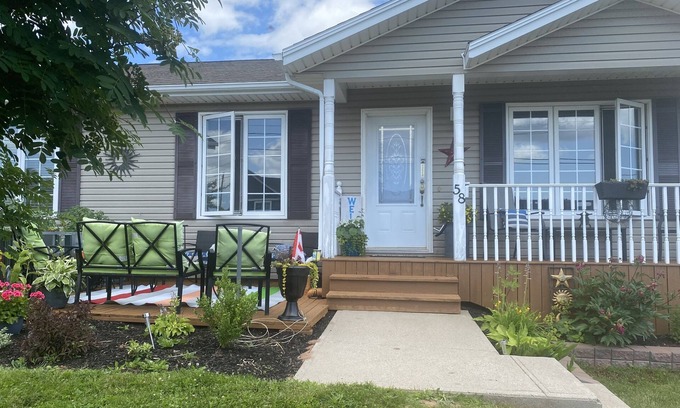 Stratford House | Dee’s Retreat #58 Quaint and spacious centrally located