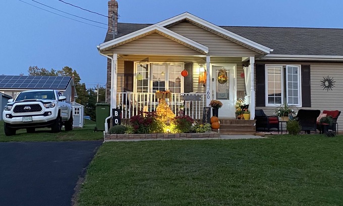Stratford House | Dee’s Retreat # 60 Quaint and Spacious Duplex