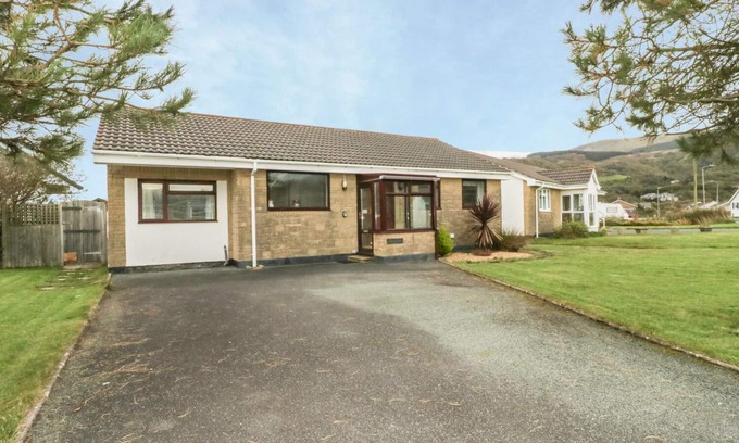 Fairbourne House | DEHANGFA, pet friendly, with a garden in Fairbourne