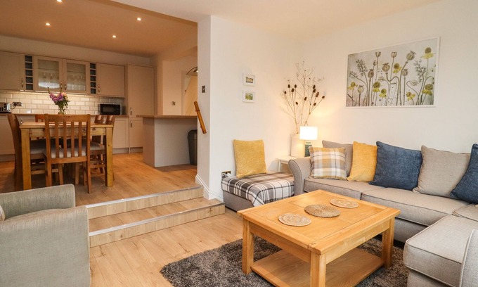 Bishop's Cleeve House | DELABERE ROAD, pet friendly, with a garden in Bishops Cleeve