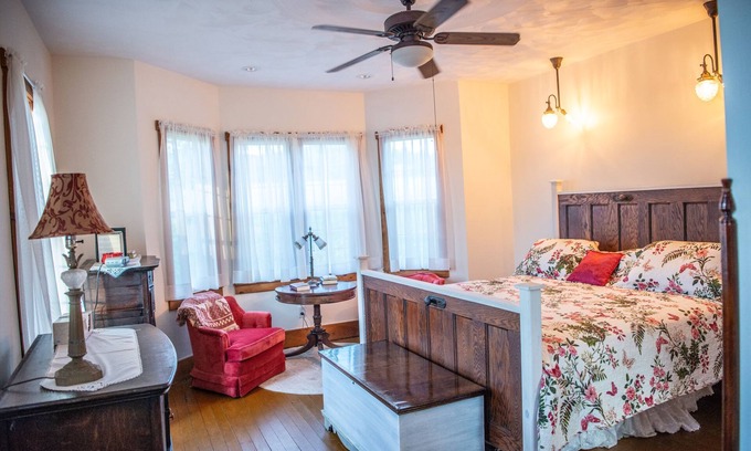 Dickerson Run Bed & Breakfast | Delaine Room - The Farmhouse Bed & Breakfast at Maple Bottom Farm
