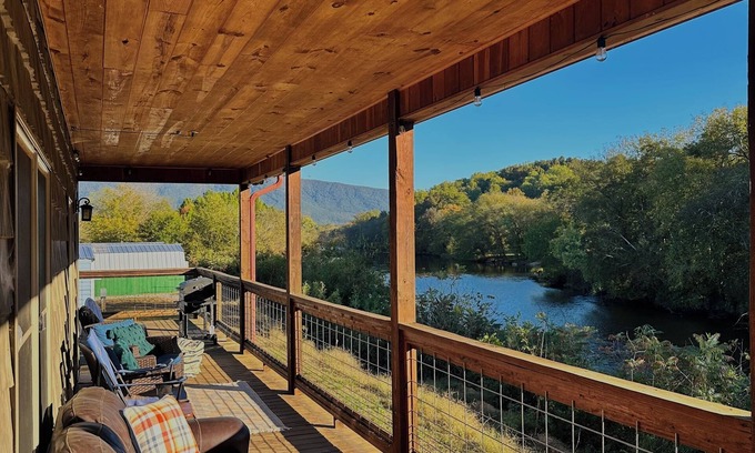 Tennga Cabin | Delaneice Riverside Cabins
