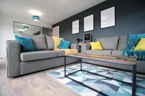 Swindon House | DELFT - Spacious Home, High Speed Wi-Fi, Free Parking, Terrace