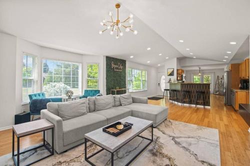 Boyne City House | Delight: Bold & Bougie! Sleeps 12! Downtown Boyne