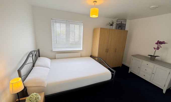 Luton House | Delight ensuite double bedroom Ensuite