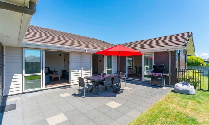 Wharewaka House | Delight in the Dell - 2 mins to lake
