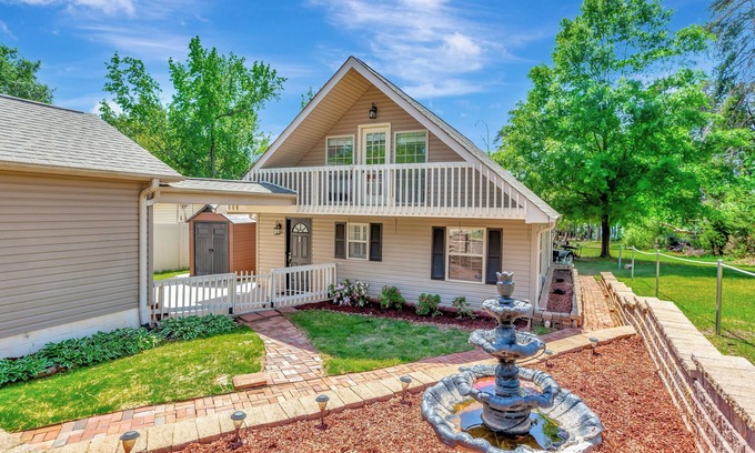 Anderson House | Delight on the Dock at the Edgewater Inn on Lake Hartwell