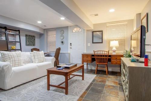 Near Northeast House | Delightful 1-BR Accommodations Nearby METRO