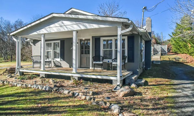 Hot Springs House | Delightful 2-bedroom Cottage in Hot Springs